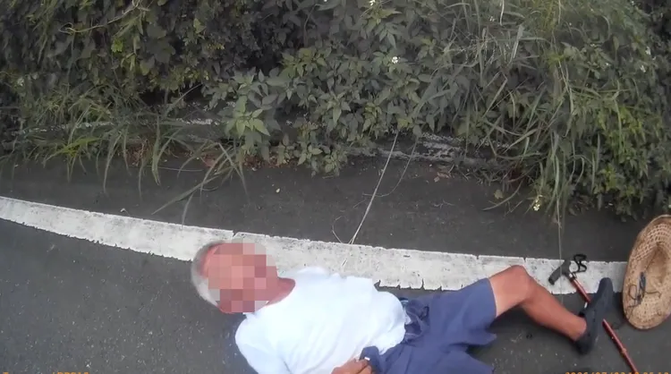 李翁癱倒在路邊。大溪警分局提供