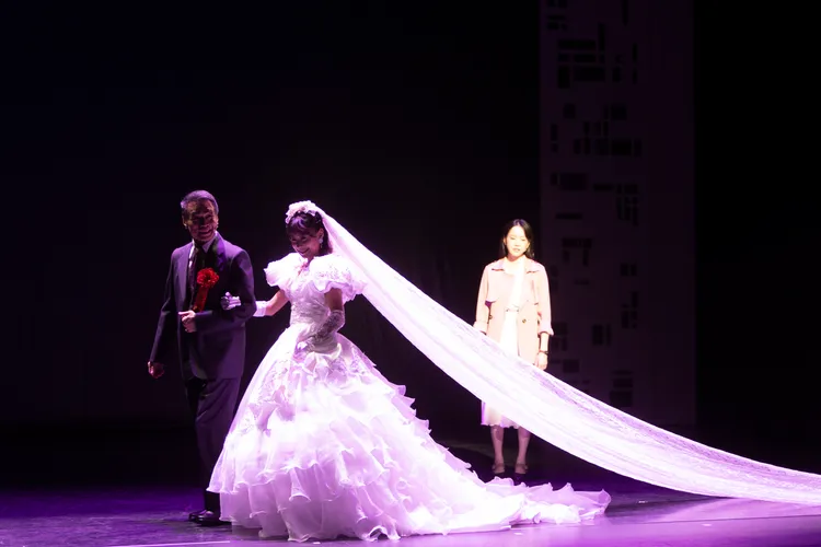 程予希（後）飾演的女主角，參與李天柱（左）飾演的生父再婚的婚禮，祝福與難過的心情交雜。故事工廠提供