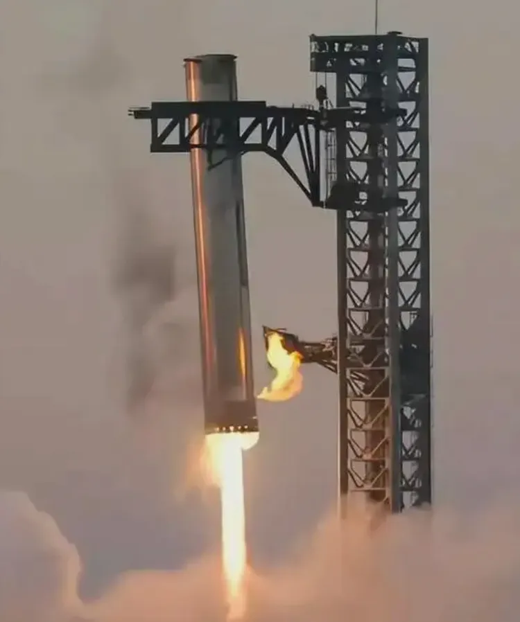 馬斯克的SpaceX以巨型機械手臂回收火箭。資料照片