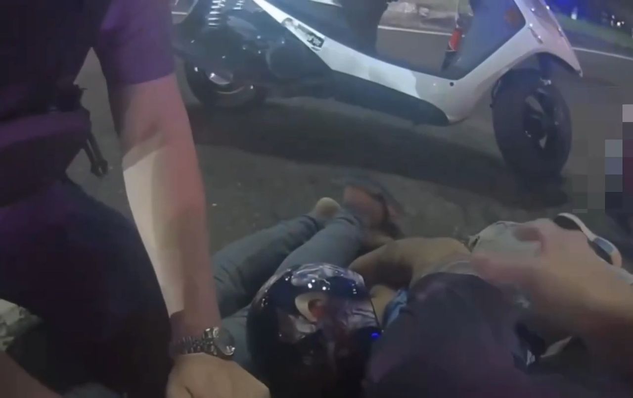 三貼還闖6個紅燈!無照男酒駕撞車 警痛斥:載小孩還這樣騎?