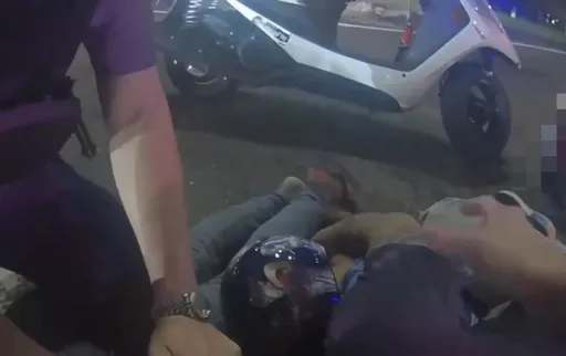 一路闖紅燈拒檢！騎士酒駕撞機、汽車　員警痛斥「載小孩還這樣騎對嗎？」