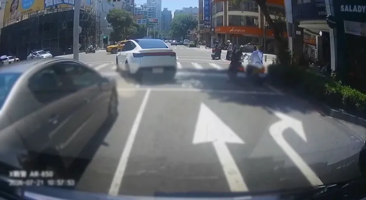 特斯拉疑似機車擋道才沒第一時間挪車，寶獅卻全程裝死，警方將通知車主到案說明、依法處理。民眾提供