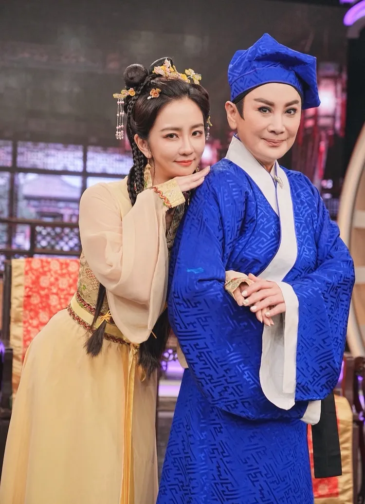 古裝劇中陳亞蘭派出偶像劇女神周曉涵(左)飾演的「秋香」施展美人計。華視提供