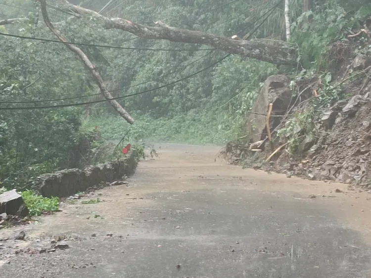 尖石鄉竹60線30公里路段土石坍方。新竹縣府提供