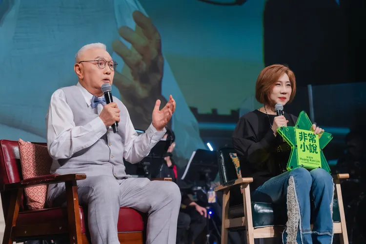 林煌坤（左起）、郎祖筠同台對談。臺北演藝經紀文化交流協會、串音有限公司提供