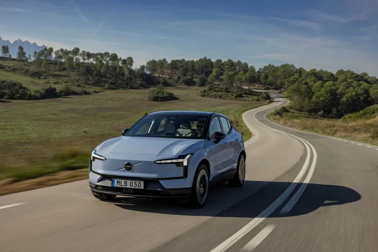 Volvo EX30日前獲得「2026 Taiwan Car of the Year 車訊風雲獎」最佳進口豪華小型電動車，採用Google車載資訊娛樂系統與完整主、被動安全配備。業者提供