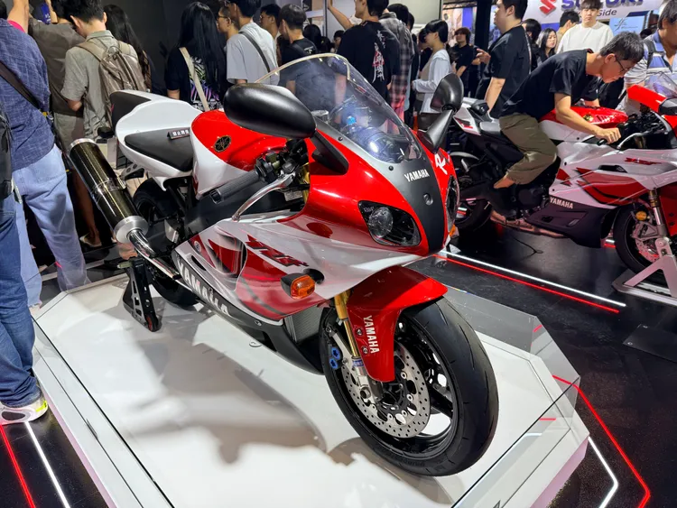 YAMAHA 70周年紀念塗裝以經典YZF-R7（OW-02）賽車配色為靈感，展現品牌賽車傳承。林浩昇攝