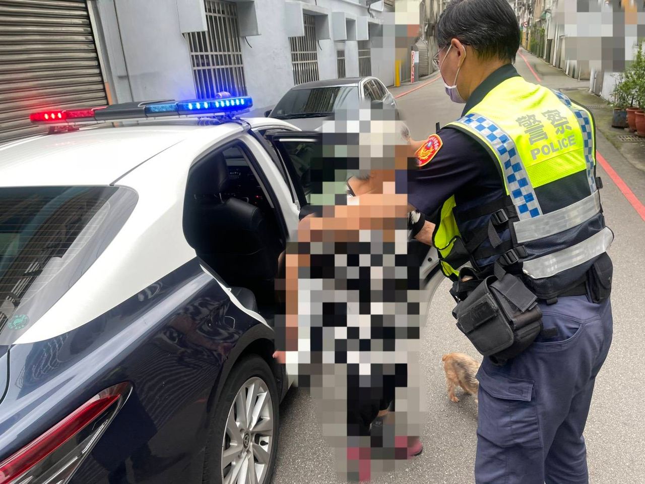 台中8旬嬤中午外出遛狗 離家2公里外迷路!暖警護送返家