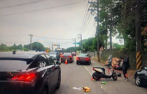 疑未保持安全車距！　同向汽機車碰撞釀1傷