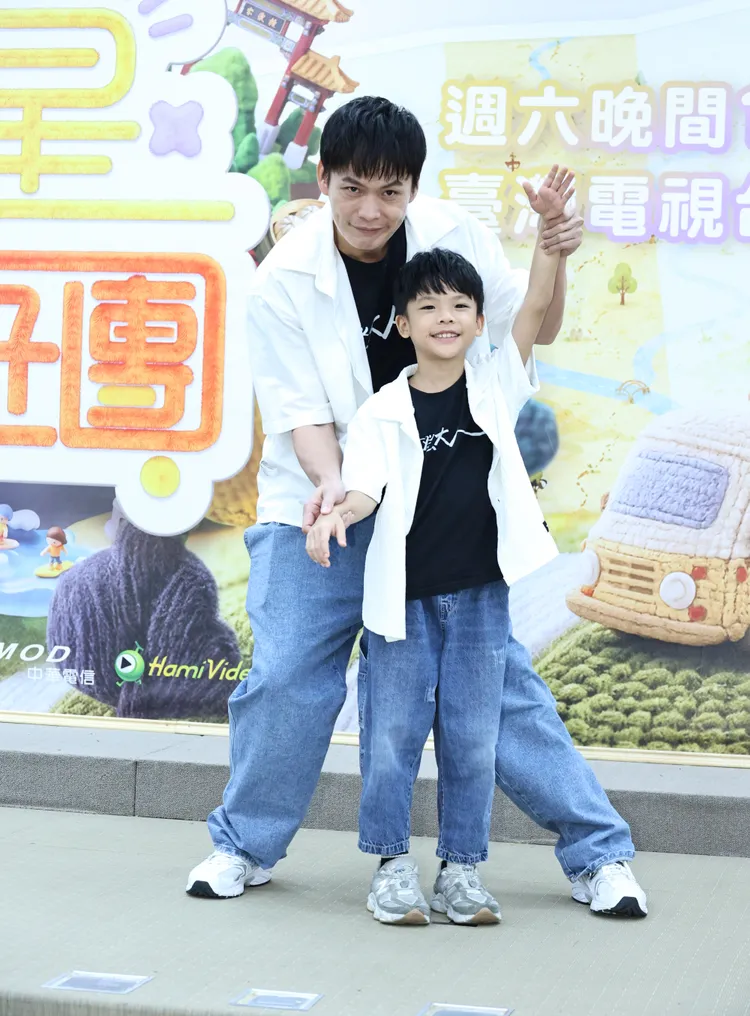 黃鐙輝（左）今天帶兒子阿寶參加新節目記者會。彭欣攝影