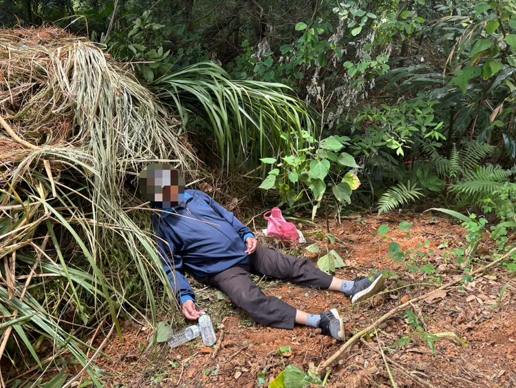 老翁倒臥農地草叢。龍潭警分局提供