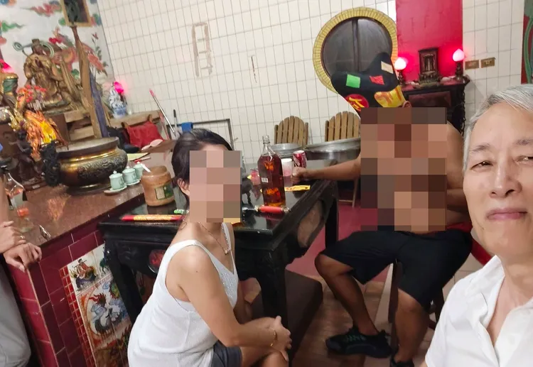 姜厚任與友人向濟公師父請益。翻攝自姜厚任臉書