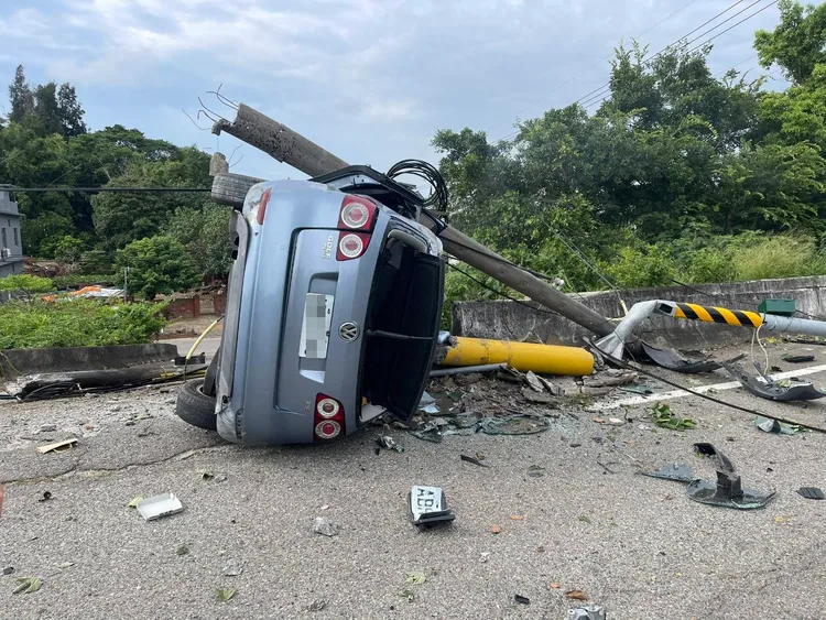 休旅車撞斷電桿及號誌桿後側翻卡護欄，77歲女駕駛命危送醫。民眾提供
