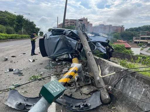 苗栗台1線休旅車撞斷2電桿卡護欄　77歲女駕駛命危