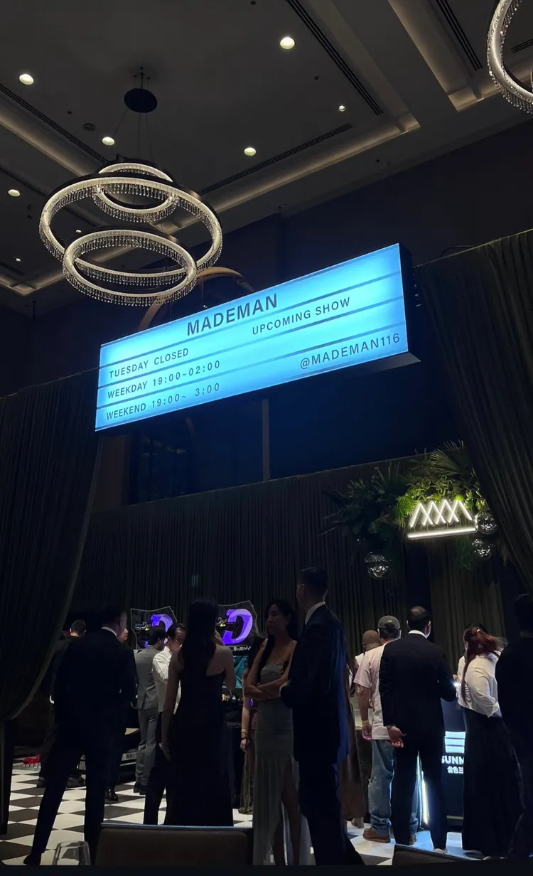 目前已停業的酒吧「MadeMan」，直接在婚宴現場復刻重現。翻攝HowZ　IG限動