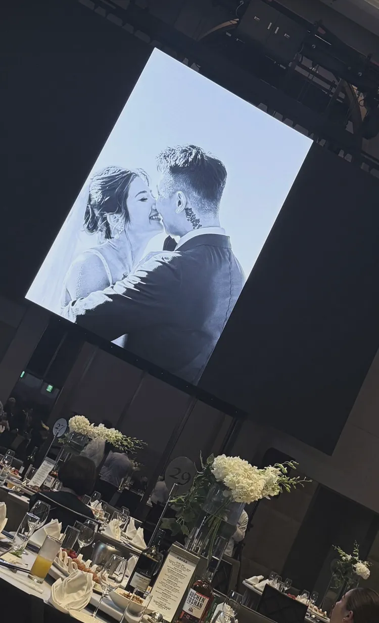 現場秀出瘦子與愛妻的擁吻婚紗照。翻攝焦凡凡IG限動