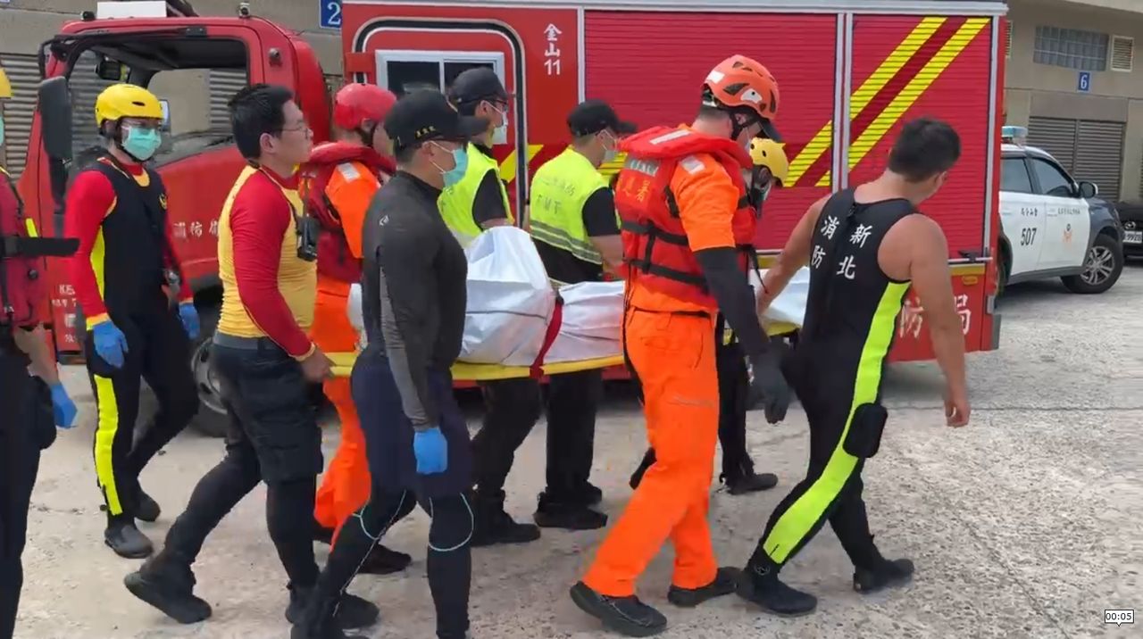 萬里漁港驚見屍體!刺青男卡燈塔下消波塊 全身浮腫身分待查