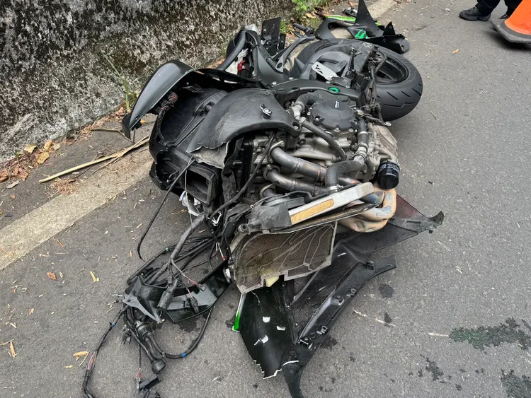 機車車體嚴重受損。翻攝畫面