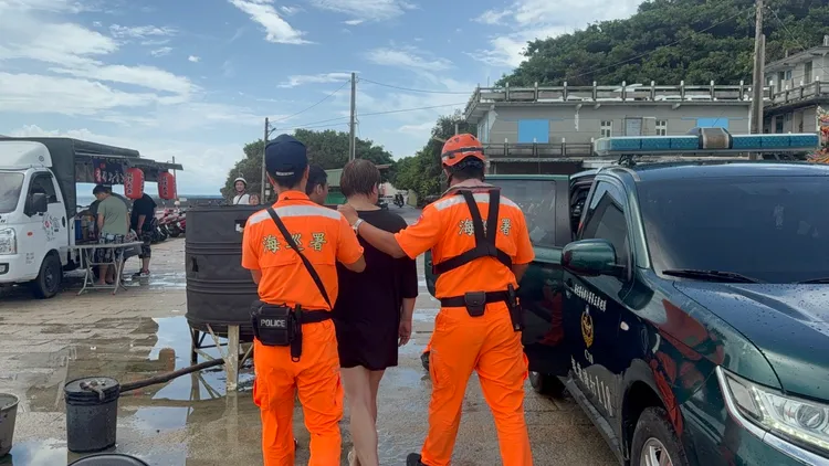 海巡人員押送觸法男子。翻攝畫面