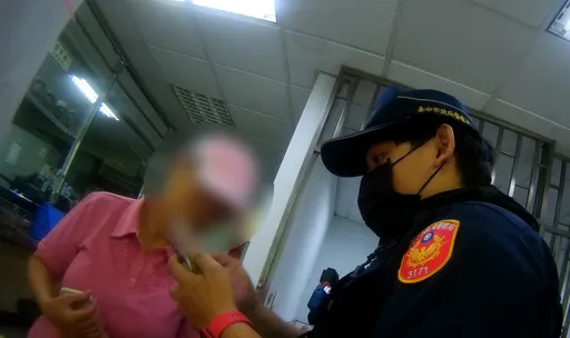 詐團教話術匯款「表姐」　帳戶持有人年齡不相符！7旬婦保住款項