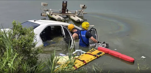 汽車衝進台南七股魚塭！駕駛溺水不治　警方調查中