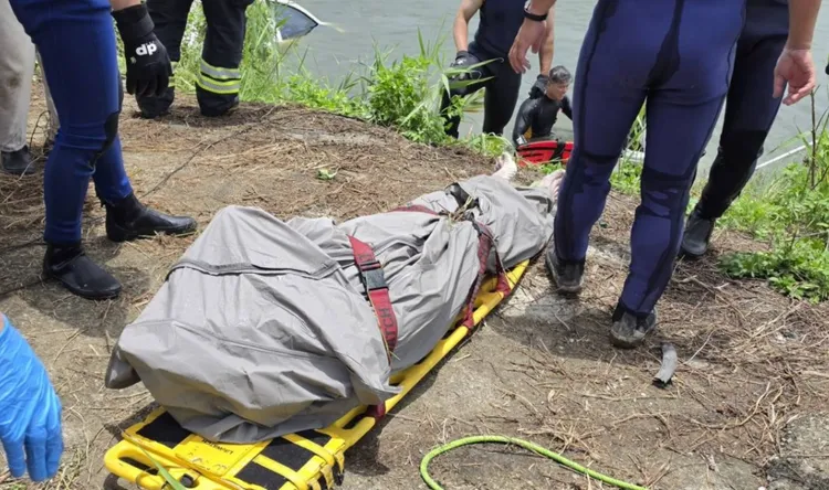 駕駛已溺水明顯死亡。翻攝畫面