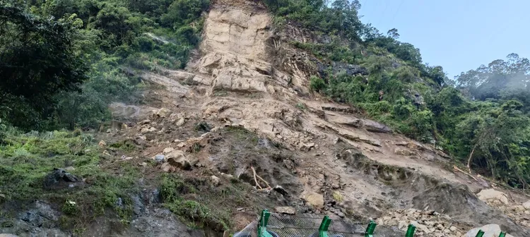 13日深夜苗61線邊坡超大巨石和泥沙，瞬間崩落往下方道路直衝。翻攝畫面