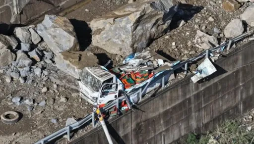 超驚險畫面！上千噸巨石崩落苗62線　貨車遭推到護欄邊命懸一線