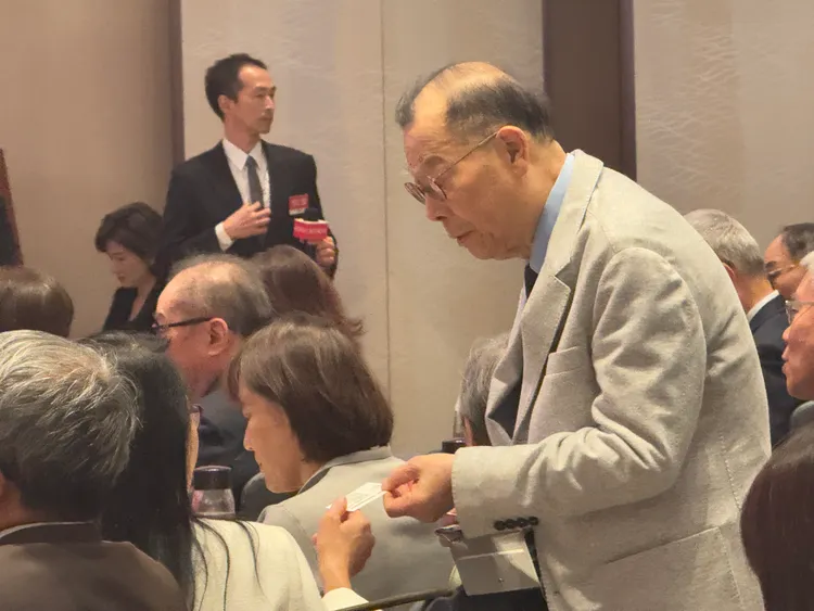 力積電董事長黃崇仁（右）於2024年底出席台積電創辦人張忠謀自傳下冊發表會，與宏達電董事長王雪紅（左）互動。呂承哲攝