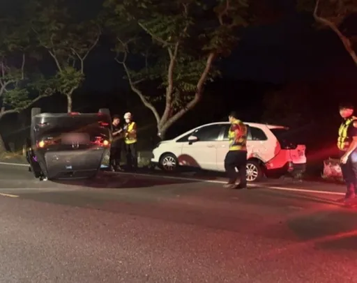 擦撞路邊停放車輛翻覆！　男駕駛唾液快篩陽性法辦