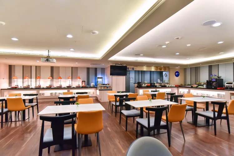 旅客預訂住房專案，更提供翌日自助早餐，用餐環境結合白色牆面、橙藍色調、橡木材質與質感牆面，營造清新明亮又沉穩溫暖的氛圍，讓旅人能悠閒享用早餐。業者提供