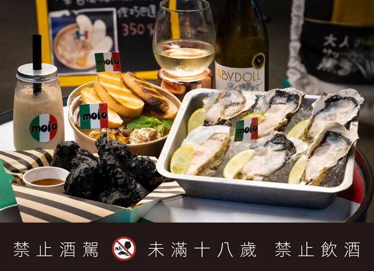 合作店家之一「MOLO」，擁有30年資歷的資深調酒師，打造多達40款風格的經典調酒，再搭配招牌哥吉拉黑炸雞，鹹香與酒香交織，絕對是夏日消暑的微醺首選。業者提供