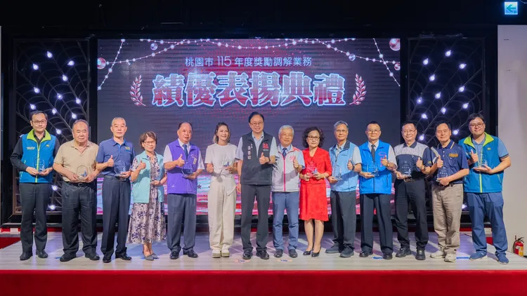 張善政表揚調解績優人員。桃園市府提供