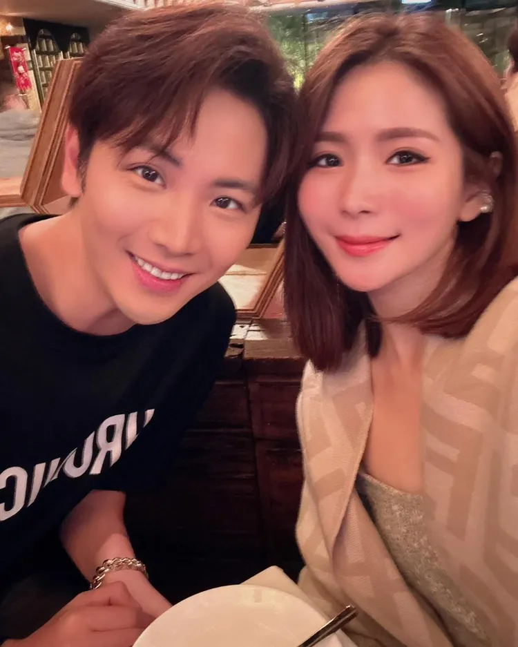 李睿紳（左）和美麗的空姐老婆姐婚6年。三立提供