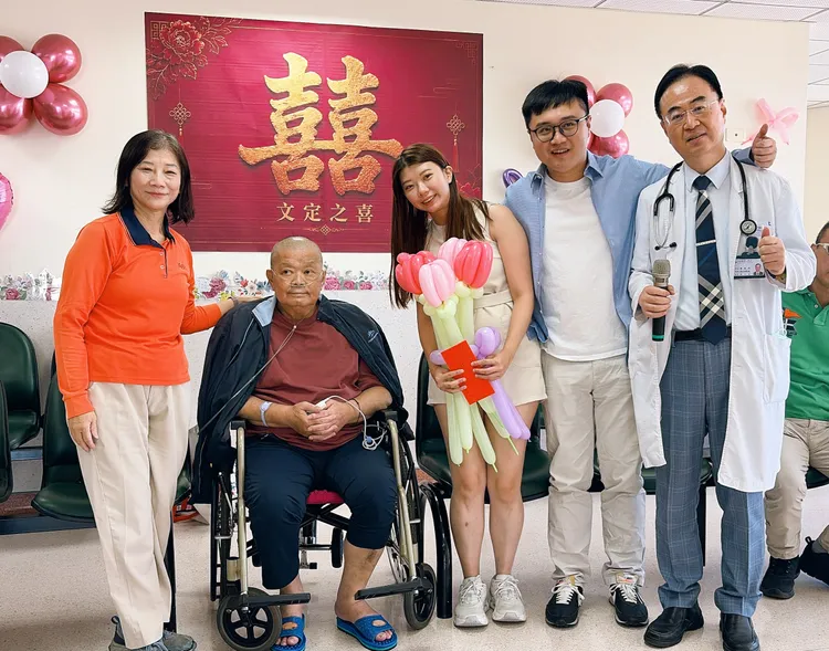 許人文醫師與新人及賴先生夫妻合影。院方提供