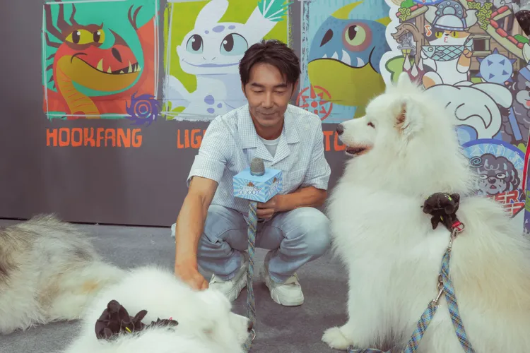 李李仁暖心陪伴毛小孩。品牌提供