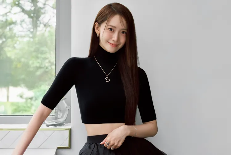潤娥以短版上衣曬出小蠻腰。品牌提供