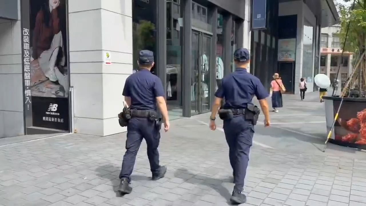桃園站前商圈驚傳偷拍狼出沒! 專挑制服裙女學生「假綁鞋帶真偷拍」