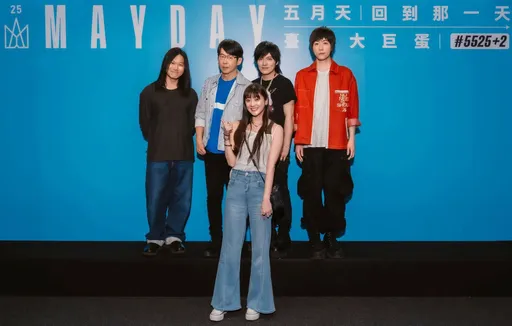 林逸欣同框五月天合照媽驚呼「是看板」！阿信出聲認證：妳被騙了