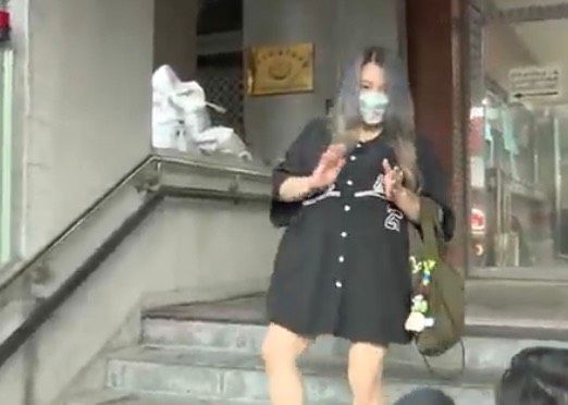 小甜甜駕車左轉撞傷女騎士 今出庭賠償12萬和解撤告!全案落幕