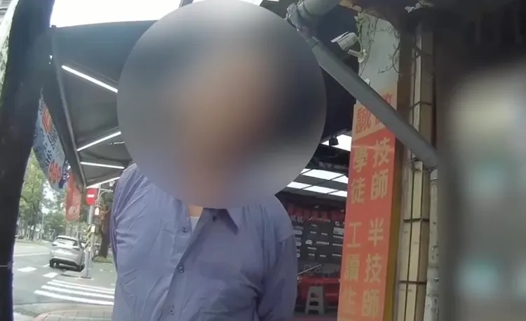 76歲老翁試圖開門入內。翻攝畫面