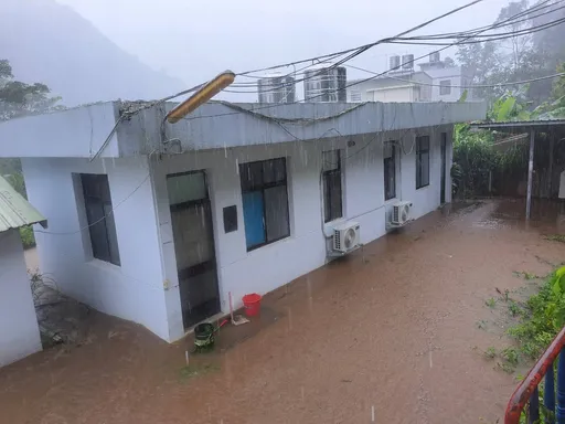 巴威颱風豪雨轟炸！竹縣那羅溪溪水暴漲　那羅派出所緊急撤離