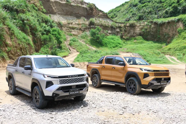 全新HILUX採用更具侵略感的車頭設計，搭配LED Bi-Beam頭燈、18吋鋁圈與TOYOTA字樣尾門，展現新世代豪華皮卡風格。林浩昇攝