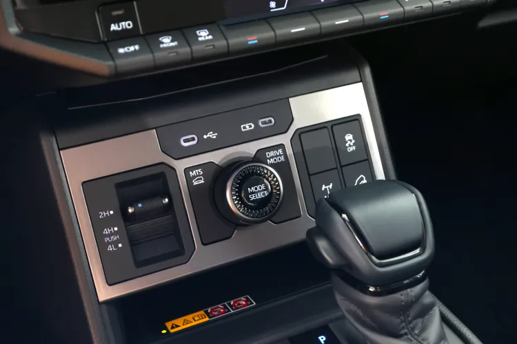 全新HILUX新增MTS智慧型越野地形系統與MTM智慧型越野顯示幕，可透過多組攝影鏡頭掌握周遭及底盤路況，提升越野駕駛信心。林浩昇攝