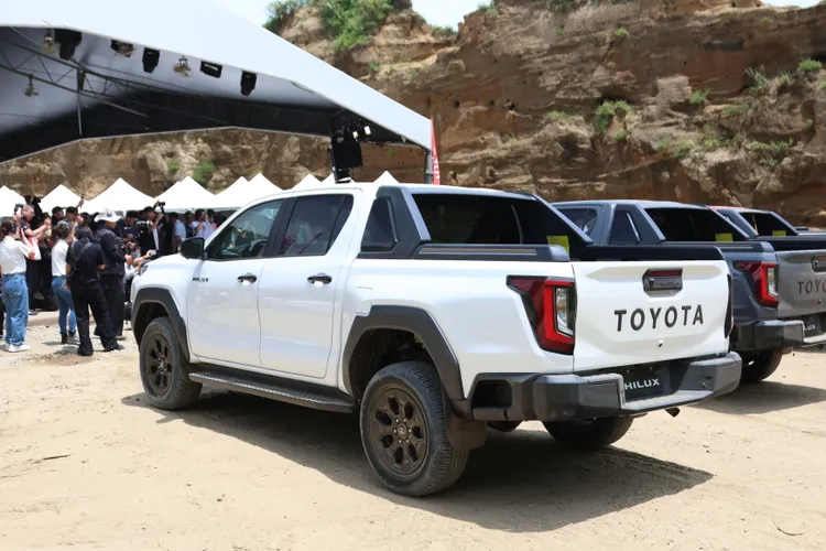 車尾印有TOYOTA字樣的車斗尾門，整體視覺更貼近近年豪華皮卡的設計趨勢。林浩昇攝