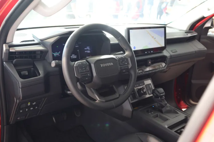 車艙導入12.3吋數位儀錶與12.3吋中央觸控螢幕，支援Apple CarPlay、Android Auto，並搭配JBL音響系統，提升科技與質感表現。林浩昇攝