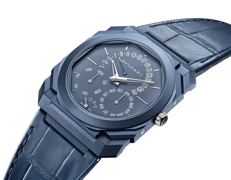 寶格麗OCTO FINISSIMO PERPETUAL CALENDAR PLATINUM超薄萬年曆藍色鈦金屬款，40mm，噴砂藍色PVD鍍膜鈦金屬，藍色漆面錶盤，藍色鱷魚皮錶帶，BVL305自動上鍊機械機芯，動力儲存60小時，防水深度30公尺，價格電洽。品牌提供