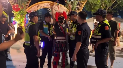 蒙面男「不想做花蓮王宣傳品」被架離　影片曝光！他嗆問警方：刀在哪？