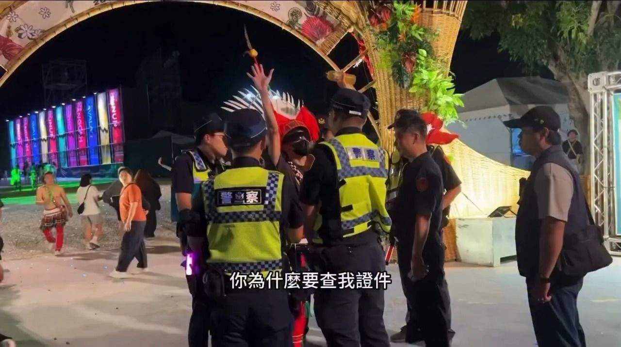 蒙面男持「不想做花蓮王宣傳品」標語被警架離 影片曝光!台灣基進:刀在哪?