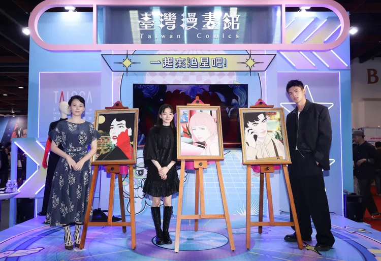 紀培慧(左起)、姚愛寗與邱以太，和動畫電影《歡迎來到朵莉之家》的角色合影。天水時代有限公司提供